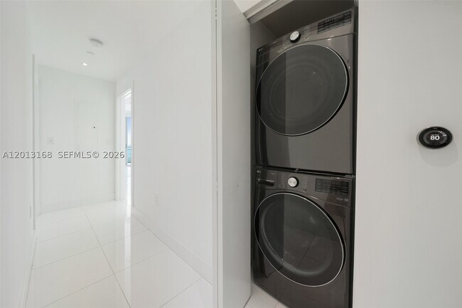 Building Photo - 900 Biscayne Blvd