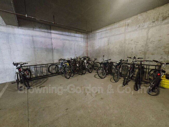 Building Photo - 1706 18th Ave S