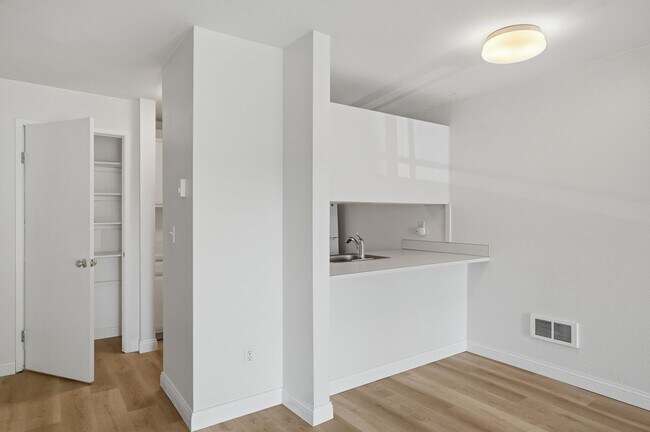 Building Photo - Mercer Island Condo with Reserved Parking & In-Unit Laundry!