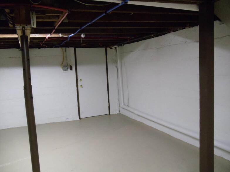 Building Photo - 376 Miller St