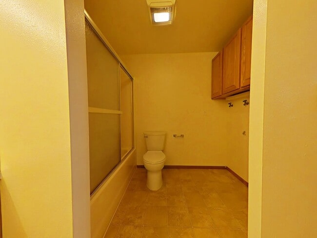 Building Photo - 2 Bedroom Apartment ~ Close to 9th Street