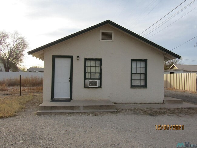 Primary Photo - 604 W Dallas Ave