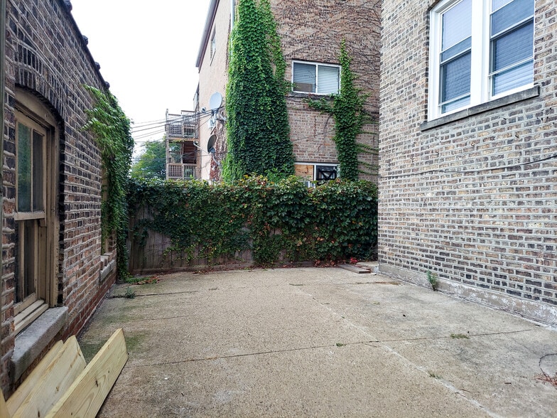 Building Photo - 2641 W Carmen Ave