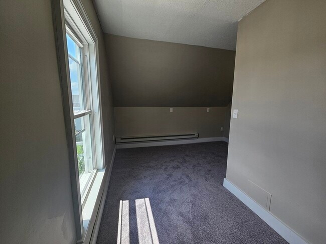 Building Photo - 33 Linden St