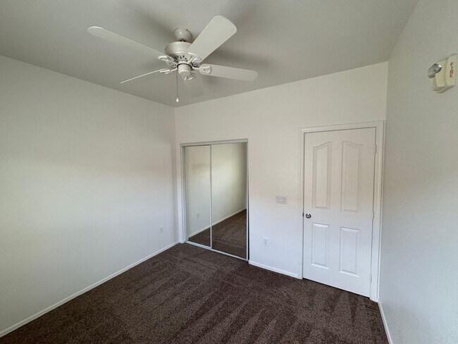 Building Photo - 4 Bedroom - 3.5 Bath Townhome in Gilbert