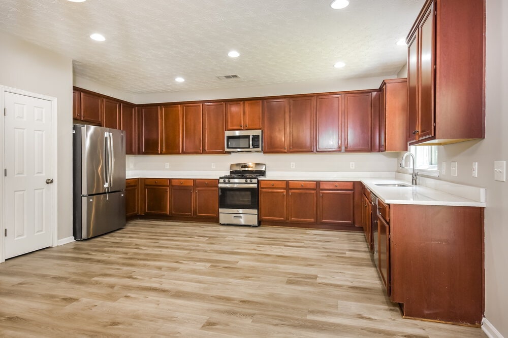 Building Photo - 2110 Valley Creek Dr