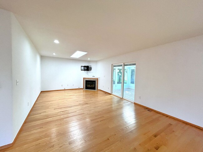 Building Photo - Lovely  3-bedroom home featuring sunroom a...