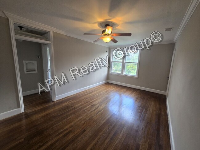 Building Photo - Upstairs condo in Earlewood Commons