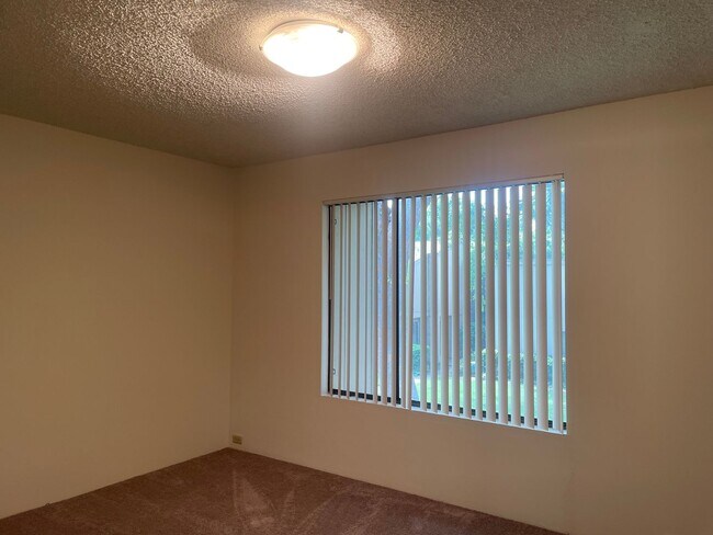 Building Photo - Two Story 3 Bedroom/2.5 Bathroom w/Two Car Garage