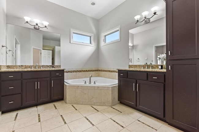 Building Photo - Stunning 4 bedroom Ranch in Elkhorn