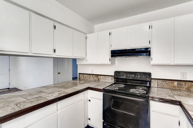 Building Photo - Redone STUNNING 1st floor Apartment!