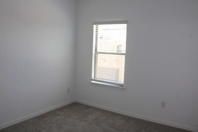 Building Photo - 628 Blue Rdg Dr