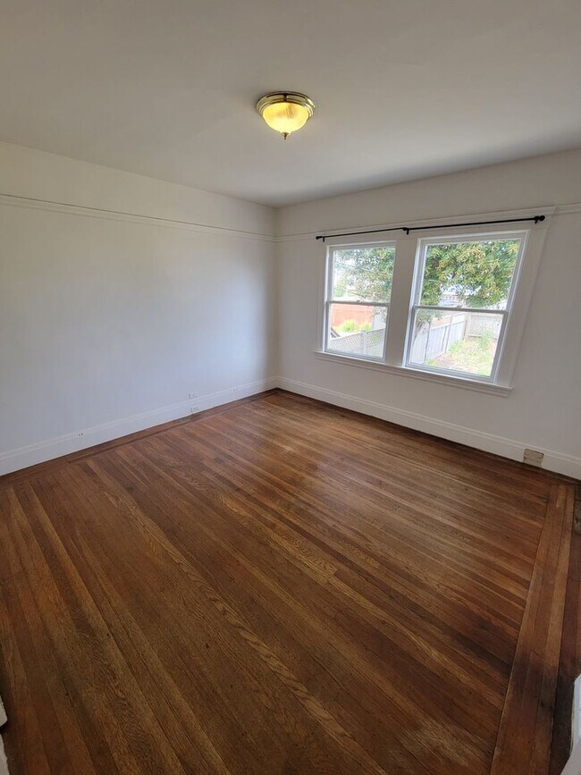 Building Photo - Jewel Of The Sunset! 3 bed/1 bath house ac...