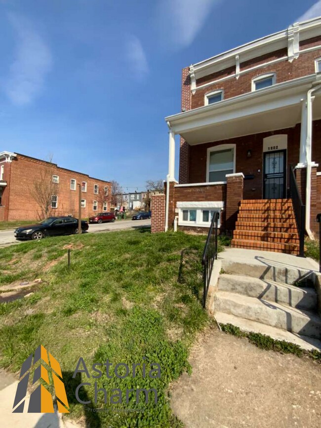 Building Photo - End Unit 3 Bedroom + Den with Backyard and Semi Finished Basement