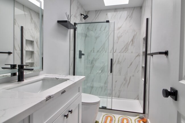 Building Photo - 940 223rd Pl NE