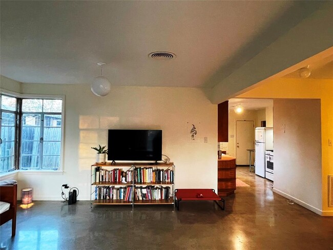 Building Photo - 205 N Ave A