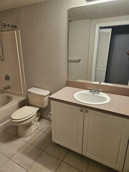 Building Photo - 6758 W Sample Rd