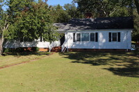 Building Photo - 3 Bed/2 Bath Home Right Next to Walker Gol...