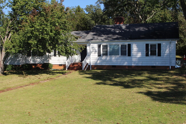 Primary Photo - 3 Bed/2 Bath Home Right Next to Walker Gol...