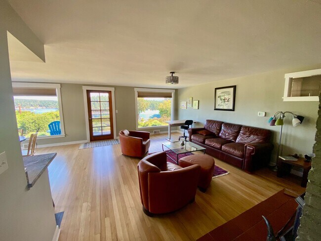 Building Photo - Term Rental in Town with Harbor View