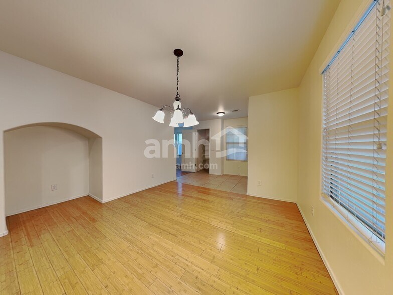 Building Photo - 2549 E Bart St