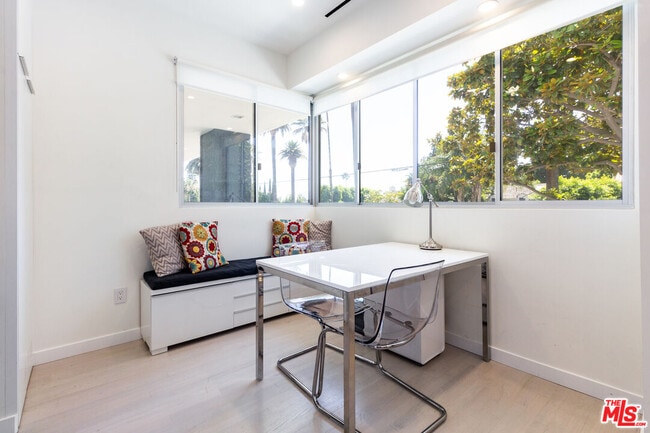 Building Photo - 838 N Doheny Dr