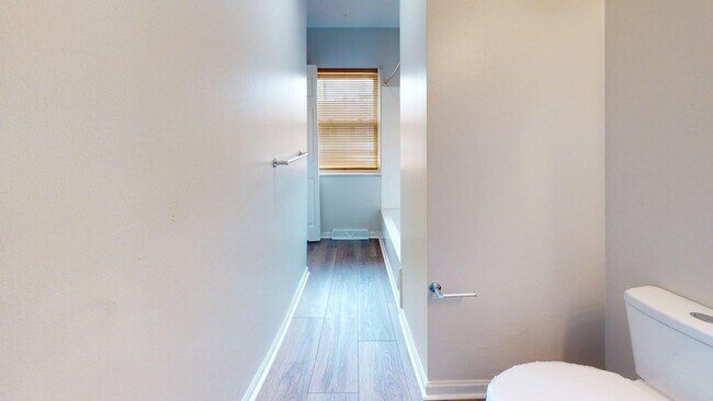 Building Photo - Elyria - updated 3 bed/1 bath townhouse fo...