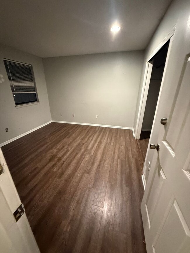 Building Photo - Great 3 bedroom townhouse available