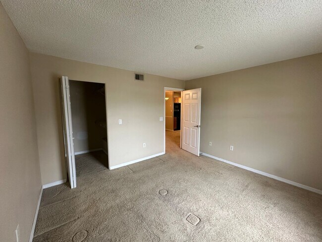 Building Photo - 1 Bedroom - 1 Bath - 2nd Floor - Community...