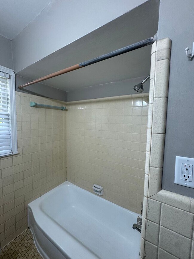 Building Photo - Brick One Level.