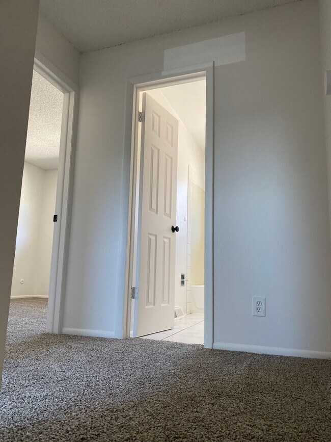 Building Photo - Triplex townhome blocks away from Anshutz ...