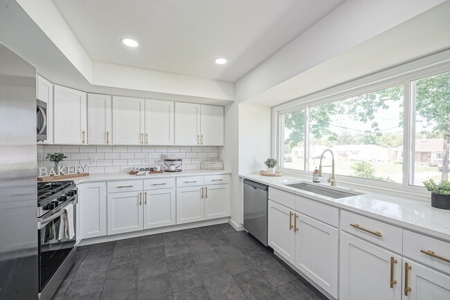 Building Photo - 411 Greenview Dr