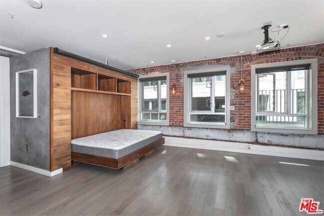 Building Photo - 527 Molino St