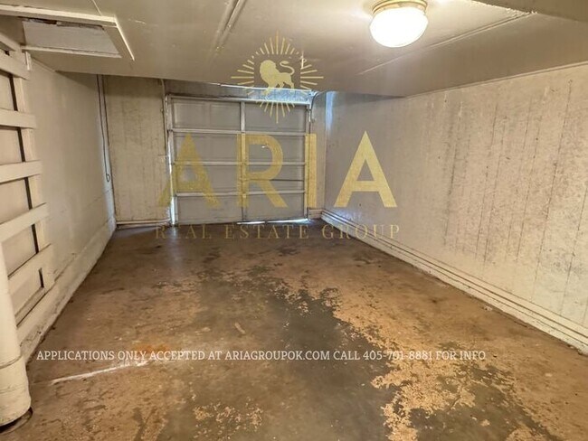 Building Photo - LOCATION! LOCATION! LOCATION! Charming 2 B...