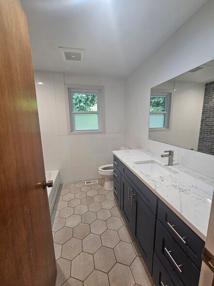 Hall bath - 19845 NE 133rd St