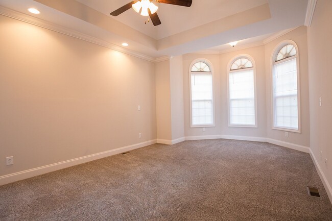 Building Photo - Huge 4 bd 3 ba Sango Go!