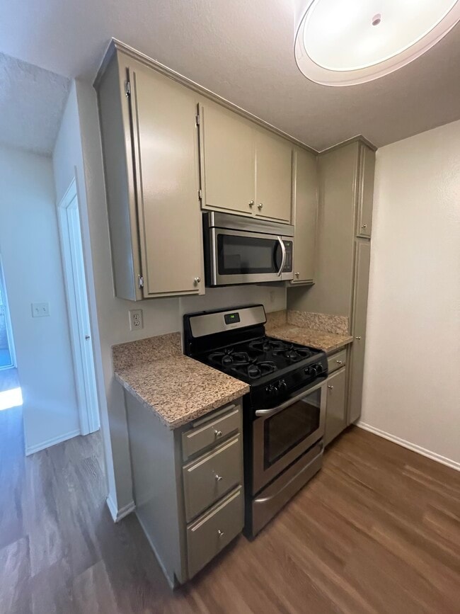 Building Photo - 1410 Wellesley Ave