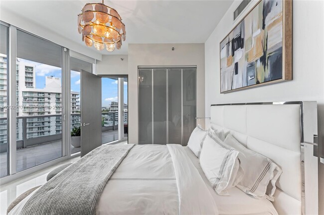 Building Photo - 5959 Collins Ave