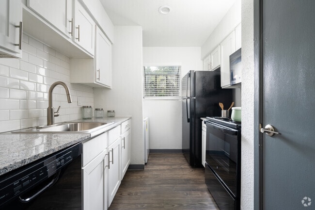 1BR, 1BA - 643SF - The Ivy