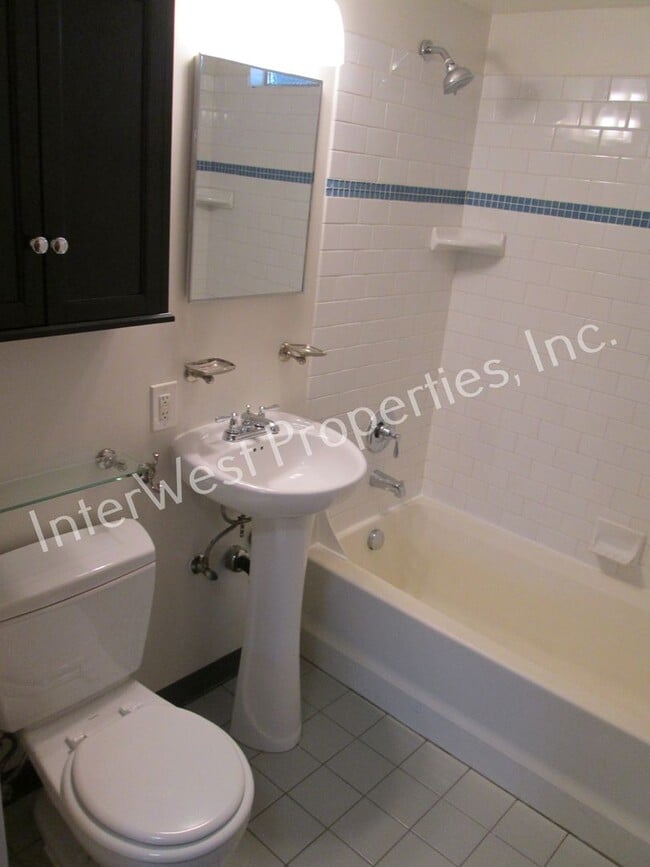 Building Photo - Montavilla Cutie! 2bd 1 ba home with Garag...