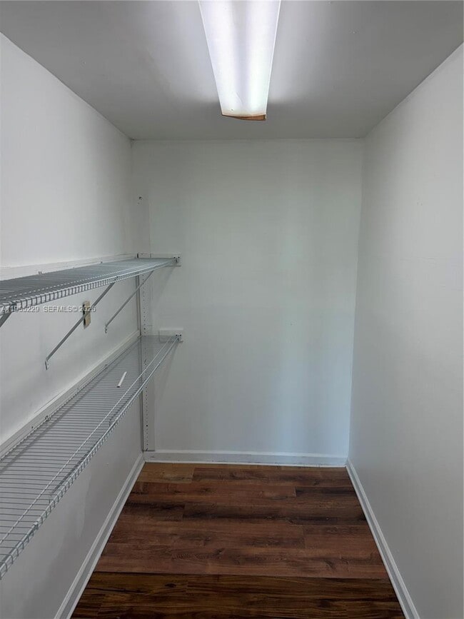 Building Photo - 3115 N Palm Aire Dr