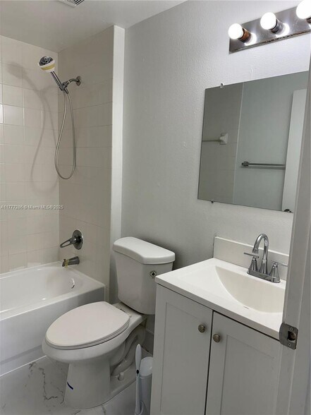 Building Photo - 3221 Sabal Palm Mnr