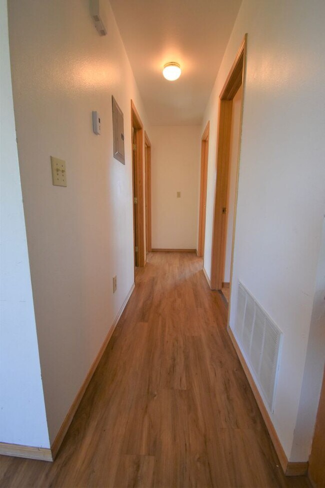 Building Photo - 3BD, 1BA Top Floor Unit