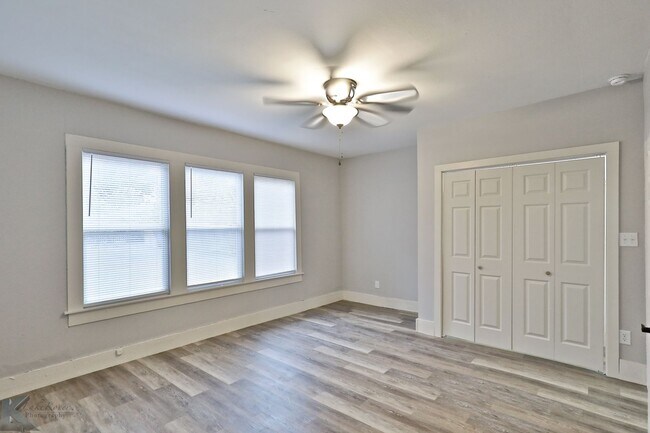 Building Photo - 2 bed 1 bath; AVAILABLE NOW!