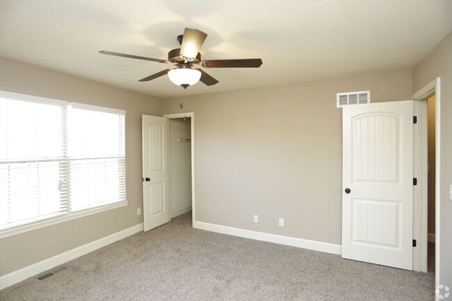 Building Photo - Eagle Creek Townhomes — Freshly Updated & Move-In Ready