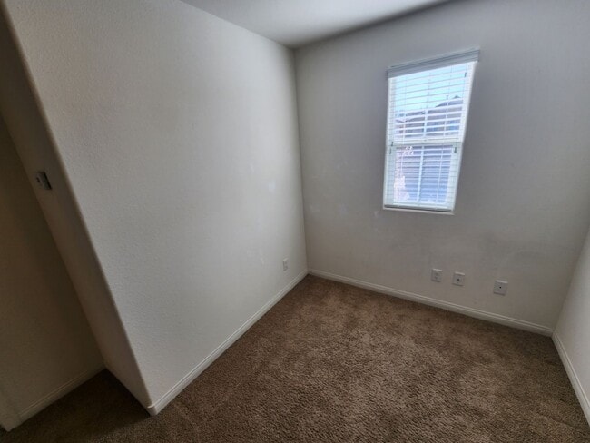 Building Photo - Lovely Two Story Home in Mountain Edge Community