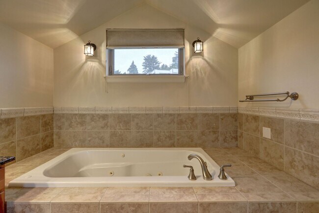 Building Photo - Grand 4 bedroom /2.5-bathroom Townhome w/ Sweeping Views of Lake Union & Cascades!