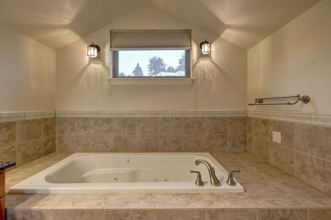 Building Photo - Spacious 4bd/2.5ba Townhome w/ Sweeping Vi...