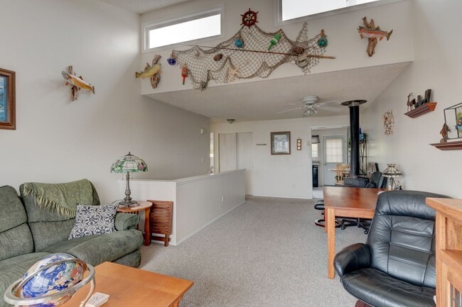 Building Photo - Fully Furnished 2 Bed 1 Bath Condo (Water/Sewer/Trash included)