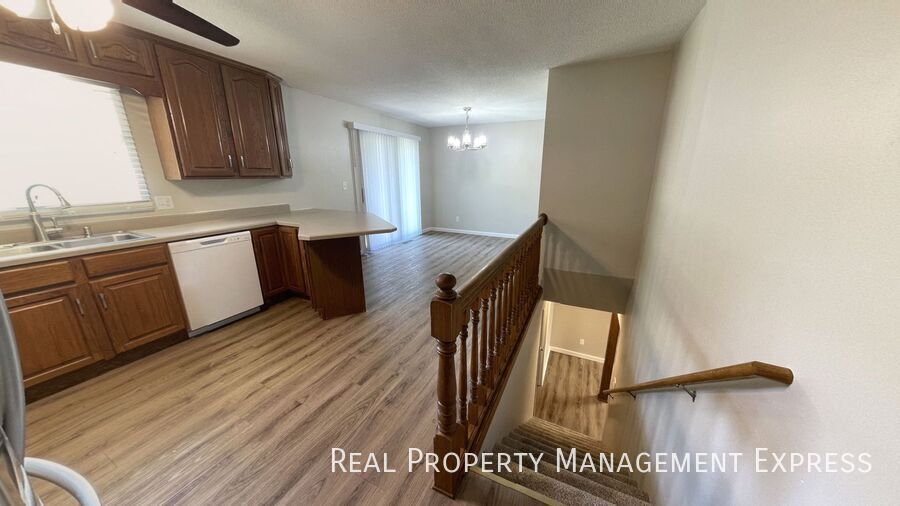 Building Photo - Newly Renovated 5 Bed Home w/ 2-Stall Garage
